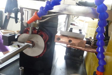Dispositivo di saldatura che fonde conduttore caldo Staking Machine